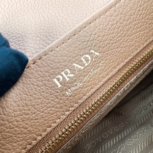 프라다 스몰 가죽 숄더백 1BN022 - 이미지 10