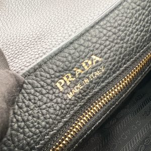 프라다 스몰 가죽 숄더백 1BN022-2 - 이미지 10
