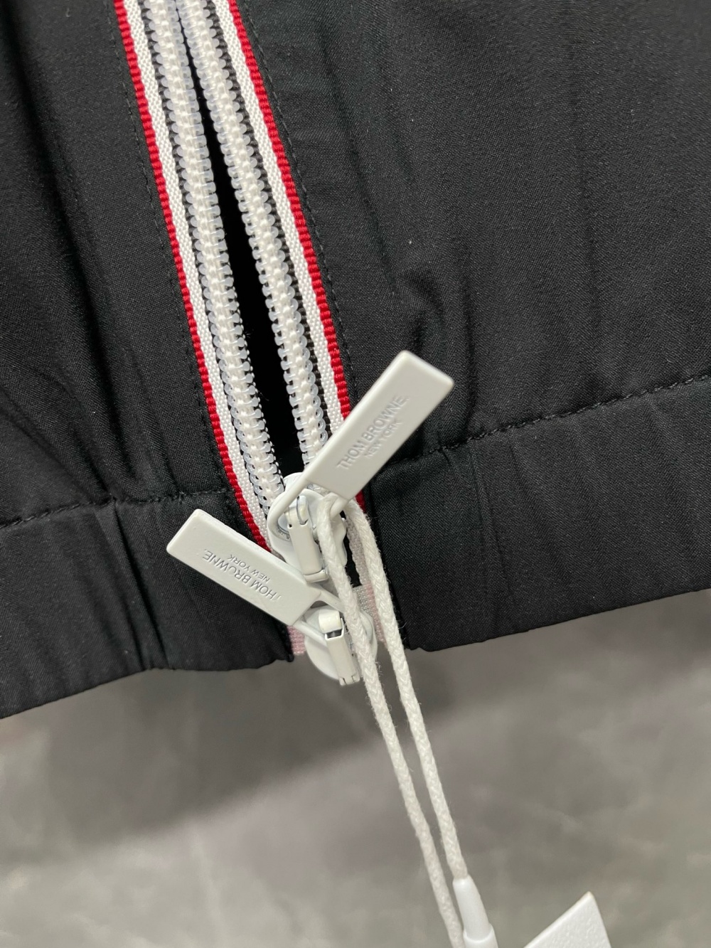 톰브라운 바람막이 25SS D10549