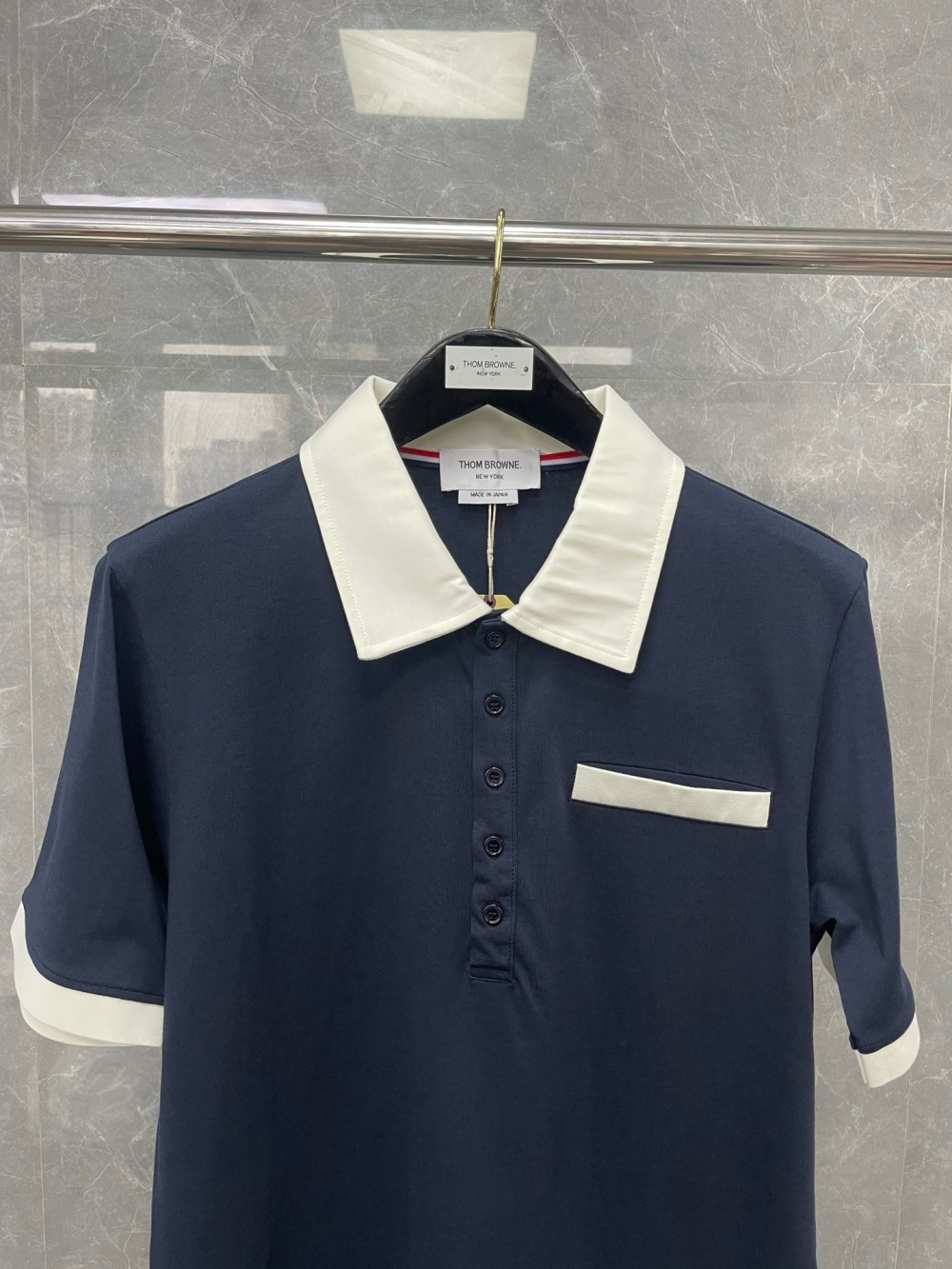 톰브라운 티셔츠 25SS D10557