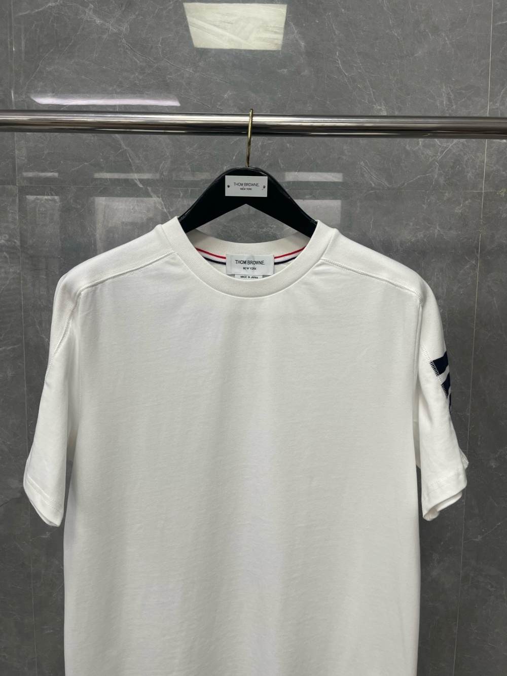 톰브라운 티셔츠 25SS D10560