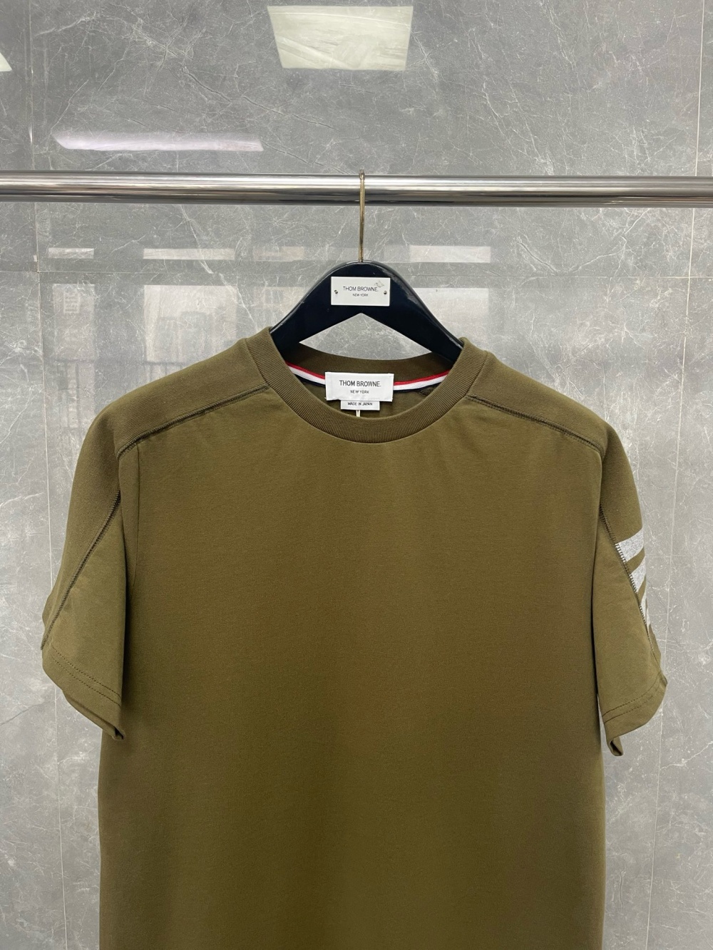 톰브라운 티셔츠 25SS D10560