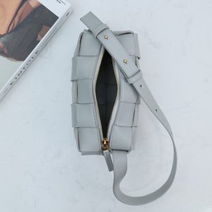Alternative view of 보테가베네타 스몰 브릭 카세트백 729166