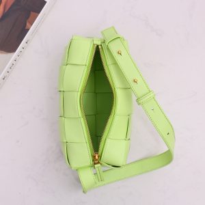 Alternative view of 보테가베네타 스몰 브릭 카세트백 729166-5
