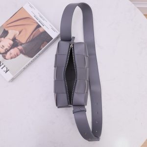 Alternative view of 보테가베네타 스몰 브릭 카세트백 729166