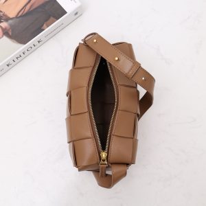 Alternative view of 보테가베네타 스몰 브릭 카세트백 729166-11