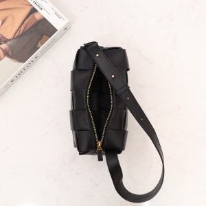 Alternative view of 보테가베네타 스몰 브릭 카세트백 729166-15