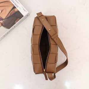 Alternative view of 보테가베네타 브릭 카세트백 709360-3