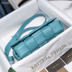 보테가베네타 패디드 카세트백 591970-5