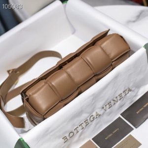 보테가베네타 패디드 카세트백 591970-6