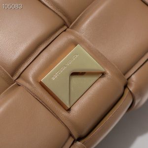 보테가베네타 패디드 카세트백 591970-6