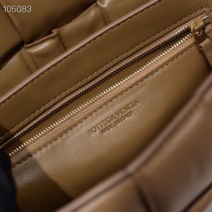 보테가베네타 패디드 카세트백 591970-6 - 이미지 4