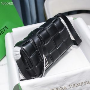 보테가베네타 패디드 카세트백 591970-9