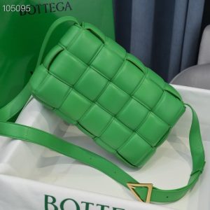 보테가베네타 패디드 카세트백 591970-12