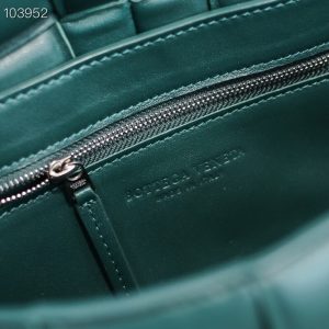 보테가베네타 패디드 카세트백 591970-13 - 이미지 4