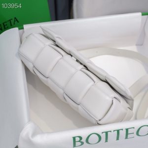 보테가베네타 패디드 카세트백 591970-15 - 이미지 7