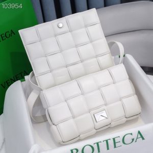 보테가베네타 패디드 카세트백 591970-15
