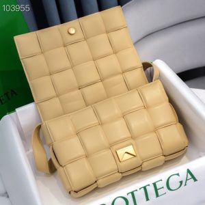 Alternative view of 보테가베네타 패디드 카세트백 591970-16
