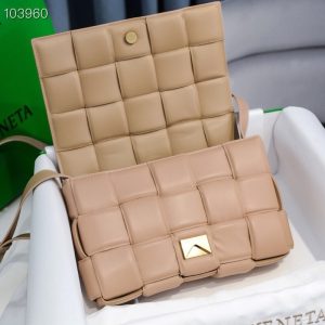 보테가베네타 패디드 카세트백 591970-17
