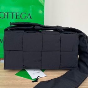 보테가베네타 패디드 테크 카세트백 628951-4