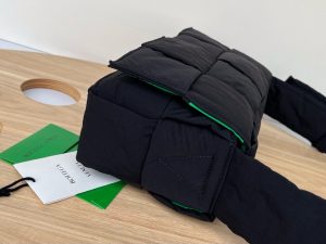 보테가베네타 패디드 테크 카세트백 628951-4