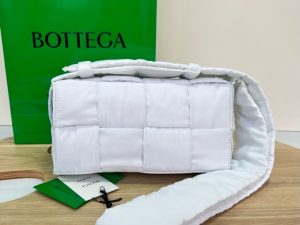 보테가베네타 패디드 테크 카세트백 628951-5