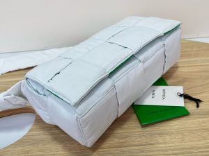 보테가베네타 패디드 테크 카세트백 628951-5