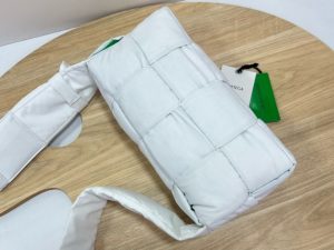 보테가베네타 패디드 테크 카세트백 628951-5