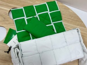 Alternative view of 보테가베네타 패디드 테크 카세트백 628951-5
