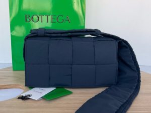 보테가베네타 패디드 테크 카세트백 628951-6