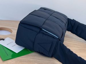 보테가베네타 패디드 테크 카세트백 628951-6