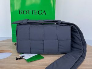 보테가베네타 패디드 테크 카세트백 628951-7