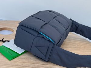 보테가베네타 패디드 테크 카세트백 628951-7