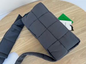 보테가베네타 패디드 테크 카세트백 628951-7