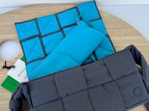 Alternative view of 보테가베네타 패디드 테크 카세트백 628951-7