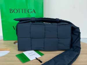 보테가베네타 패디드 테크 카세트백 628951-10
