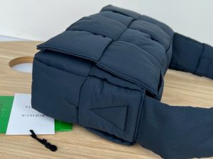 보테가베네타 패디드 테크 카세트백 628951-10