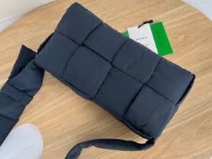 보테가베네타 패디드 테크 카세트백 628951-10