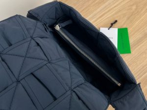 보테가베네타 패디드 테크 카세트백 628951-10
