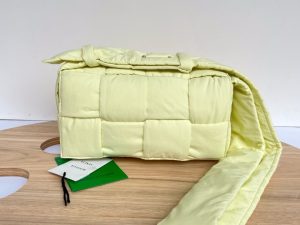 보테가베네타 패디드 테크 카세트백 628951-11