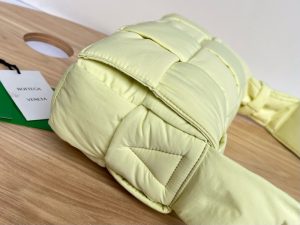 보테가베네타 패디드 테크 카세트백 628951-11
