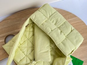 보테가베네타 패디드 테크 카세트백 628951-11 - 이미지 4