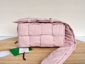 보테가베네타 패디드 테크 카세트백 628951-12
