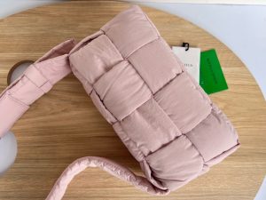 보테가베네타 패디드 테크 카세트백 628951-12