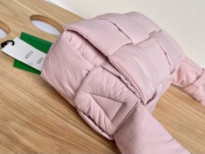 보테가베네타 패디드 테크 카세트백 628951-12