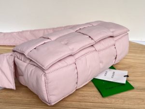 보테가베네타 패디드 테크 카세트백 628951-12
