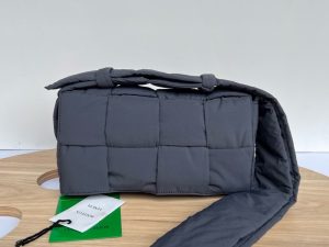보테가베네타 패디드 테크 카세트백 628951-13
