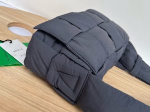 보테가베네타 패디드 테크 카세트백 628951-13