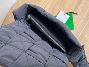 보테가베네타 패디드 테크 카세트백 628951-13
