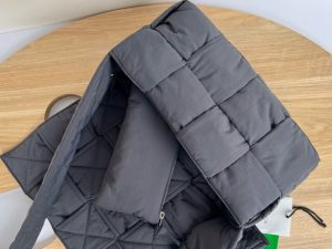 보테가베네타 패디드 테크 카세트백 628951-13